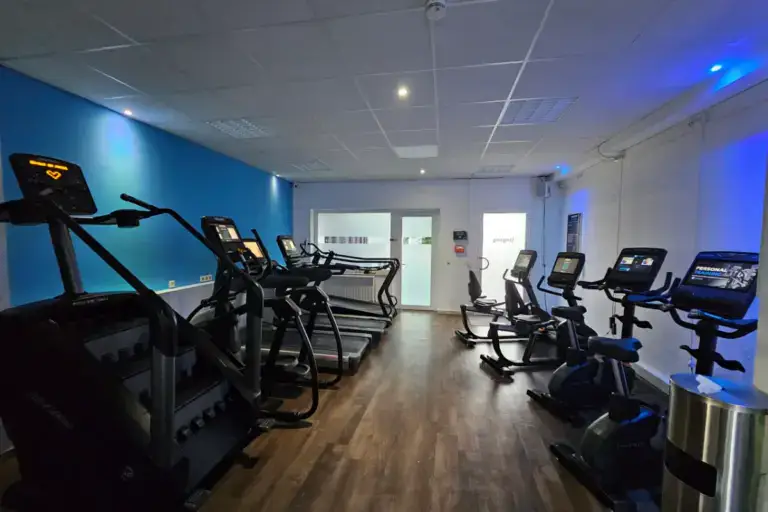 Cardiobereich mit Laufbändern, StairMaster und Fahrrädern bei Schwahn Fitness