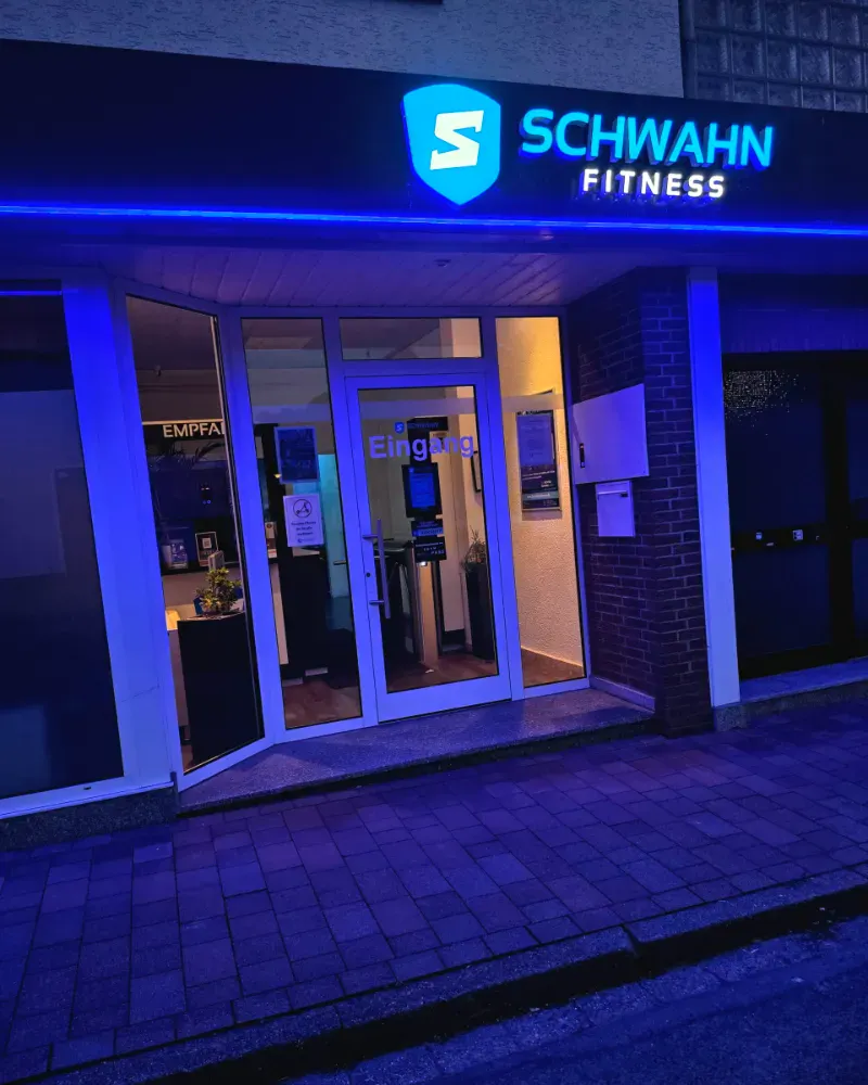 Eingang von Schwahn Fitness in der Johannes-Jeep-Straße in Dransfeld am Abend