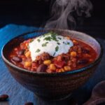 High-Protein Chili con Carne mit Bohnen, Mais und Skyr in einer dunklen Schale