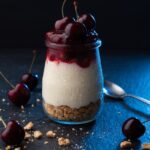 Protein-Käsekuchen im Glas mit Haferboden und Kirschen
