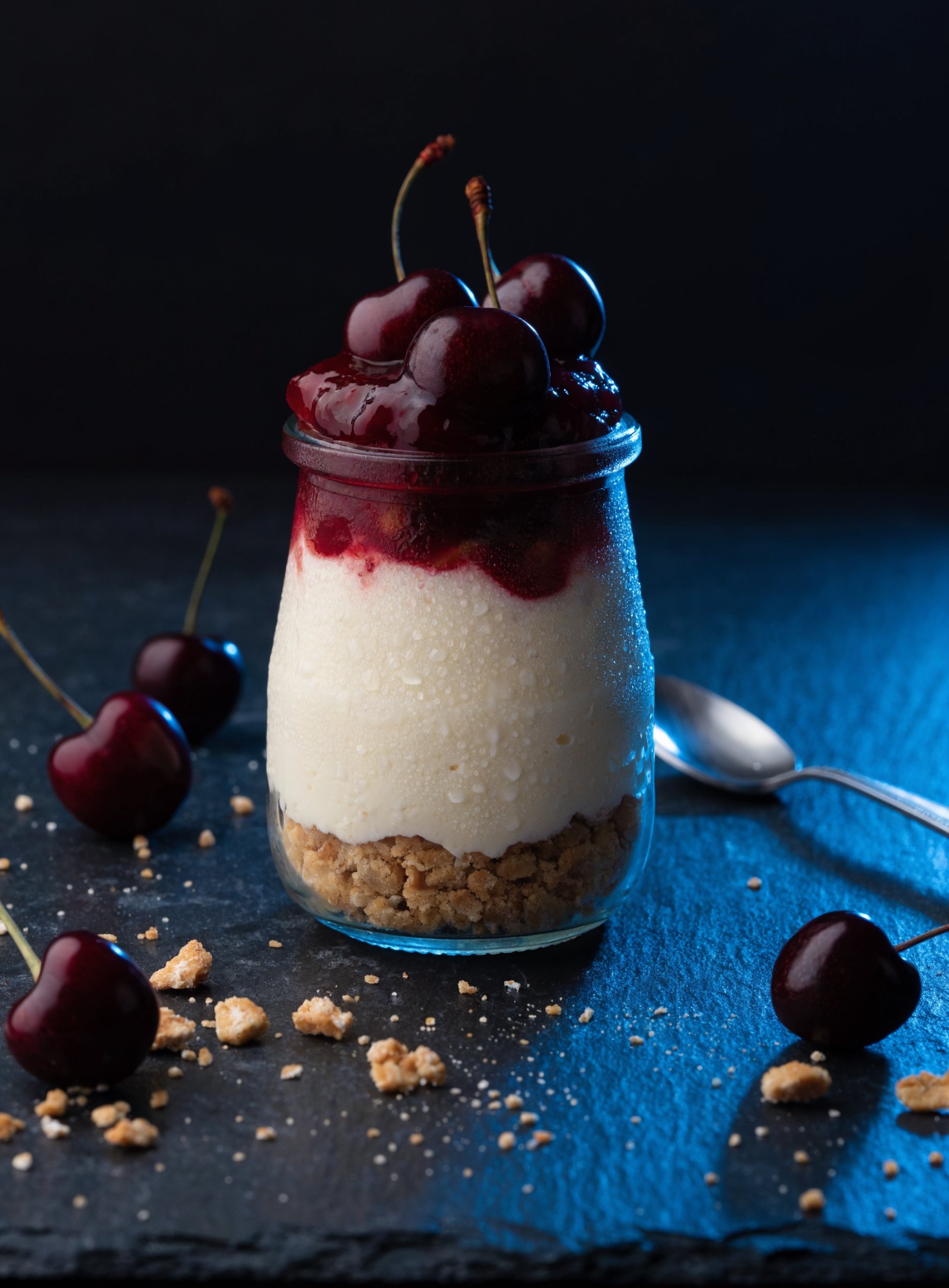 Protein-Käsekuchen im Glas mit Haferboden und Kirschen
